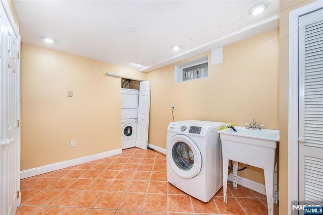 232 Hidden Glen Court, Franklin Lakes, NJ 07417