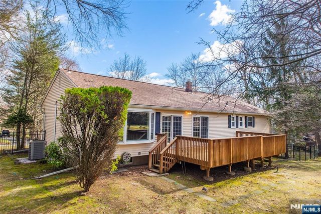 232 Hidden Glen Court, Franklin Lakes, NJ 07417
