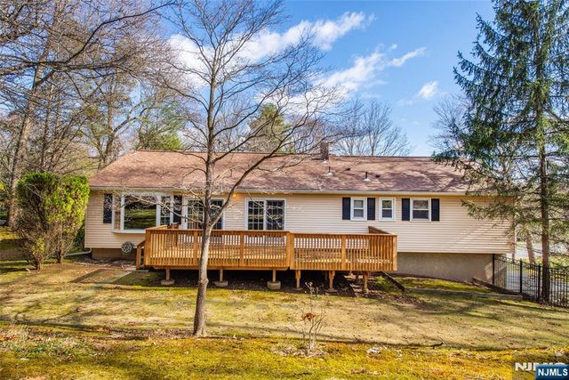 232 Hidden Glen Court, Franklin Lakes, NJ 07417