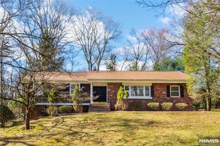 232 Hidden Glen Court, Franklin Lakes, NJ 07417