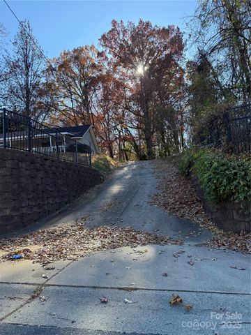 829 W Craighead Road, Charlotte, NC 28206