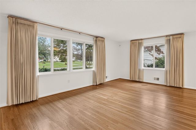 82 Kensington Court, Greece, NY 14612