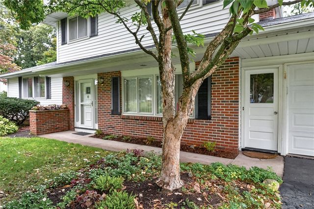 82 Kensington Court, Greece, NY 14612