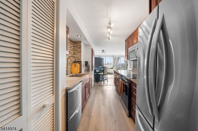 40 Fayette St 64, Perth Amboy City, NJ 08861