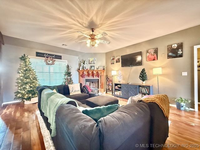 4906 S 195th East Avenue, Broken Arrow, OK 74014