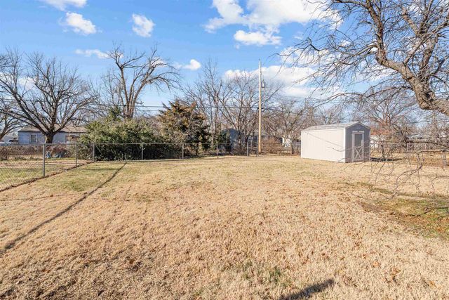 866 Seneca Ave, Salina, KS 67401