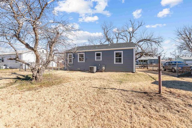 866 Seneca Ave, Salina, KS 67401