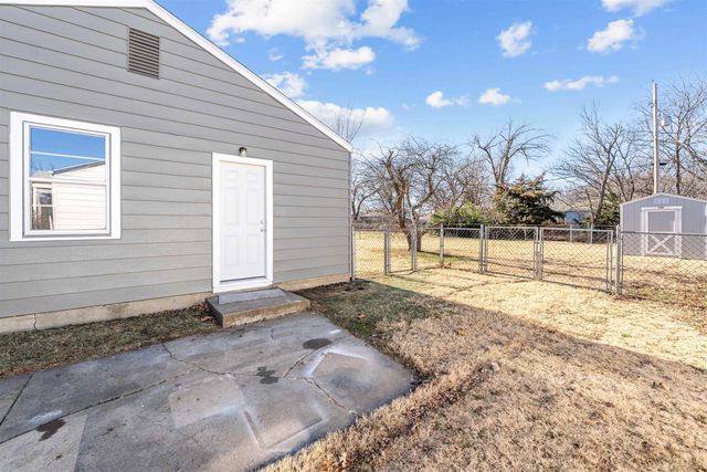 866 Seneca Ave, Salina, KS 67401