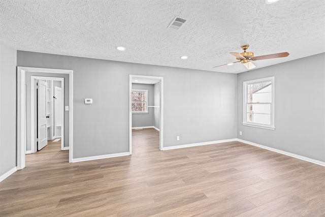 866 Seneca Ave, Salina, KS 67401