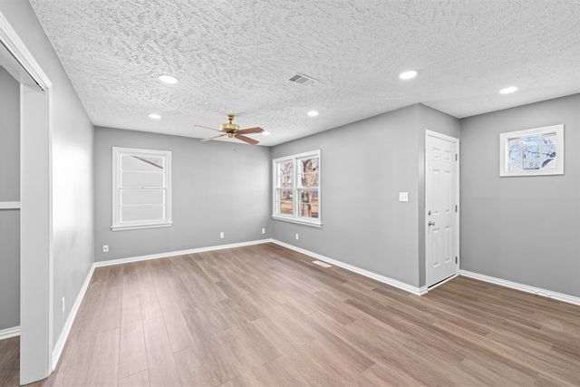 866 Seneca Ave, Salina, KS 67401