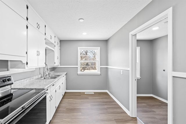 866 Seneca Ave, Salina, KS 67401