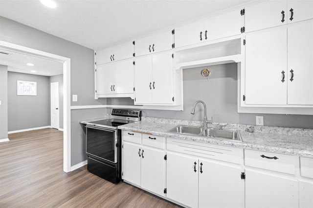 866 Seneca Ave, Salina, KS 67401