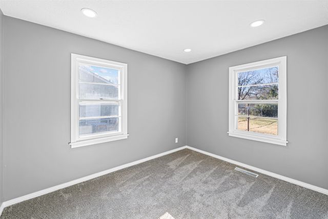 866 Seneca Ave, Salina, KS 67401