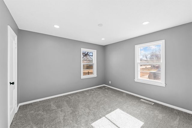 866 Seneca Ave, Salina, KS 67401