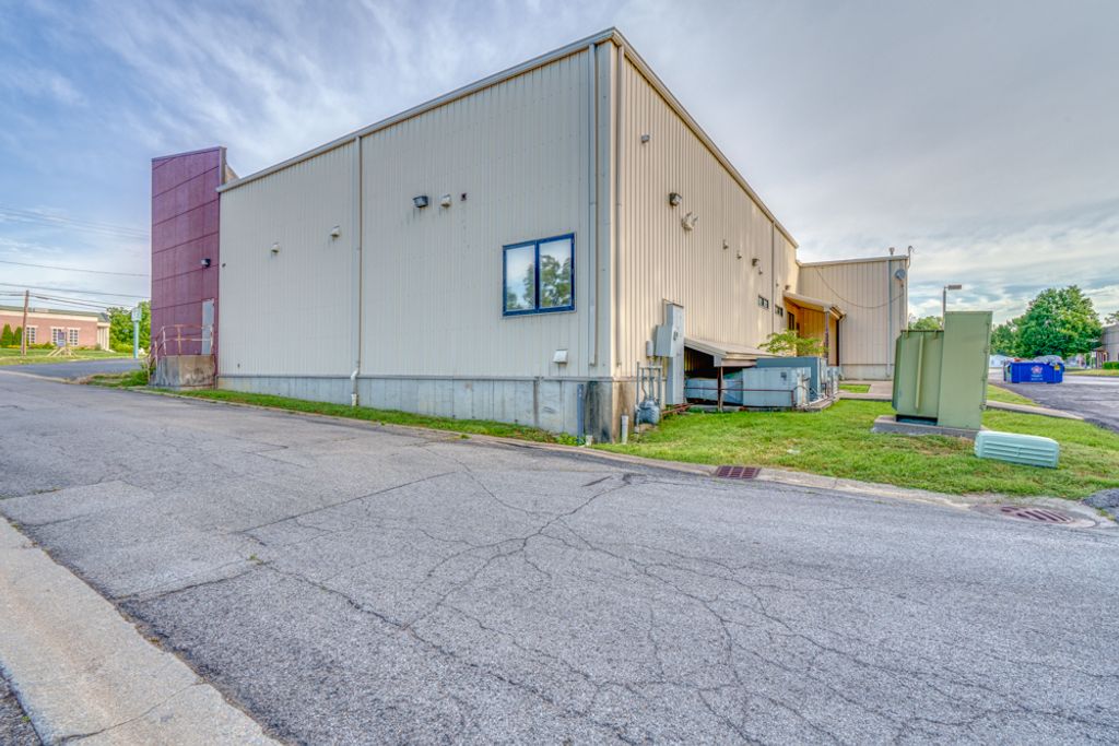Image 4 of property listing at 412 S 34TH Street, Mt Vernon, IL 62864