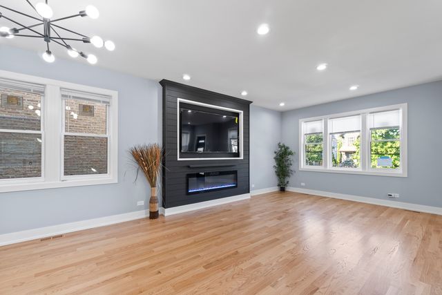 657 N PINE Avenue, Chicago, IL 60644