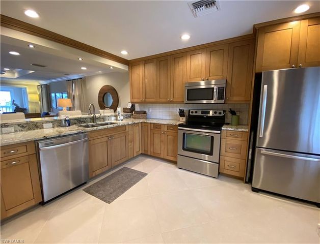 9101 Vanderbilt DR 304, Naples, FL 34108