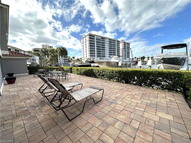 9101 Vanderbilt DR 304, Naples, FL 34108