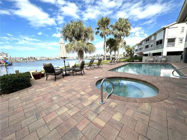 9101 Vanderbilt DR 304, Naples, FL 34108