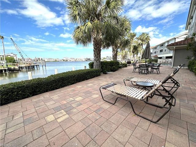 9101 Vanderbilt DR 304, Naples, FL 34108