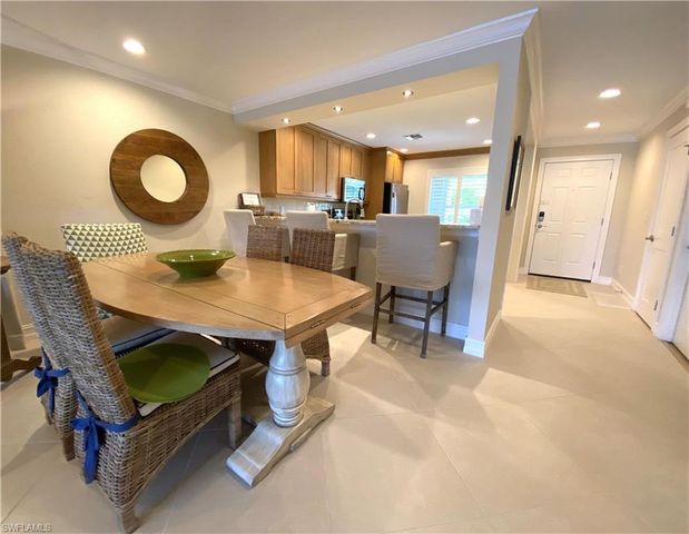 9101 Vanderbilt DR 304, Naples, FL 34108