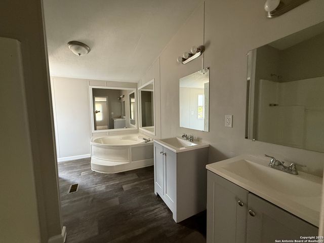 523 mansfield, Pleasanton, TX 78064