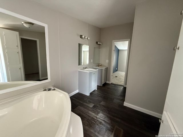 523 mansfield, Pleasanton, TX 78064