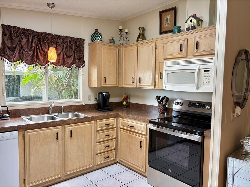 Image 4 of property listing at 5707 45TH STREET E 64, Bradenton, FL 34203