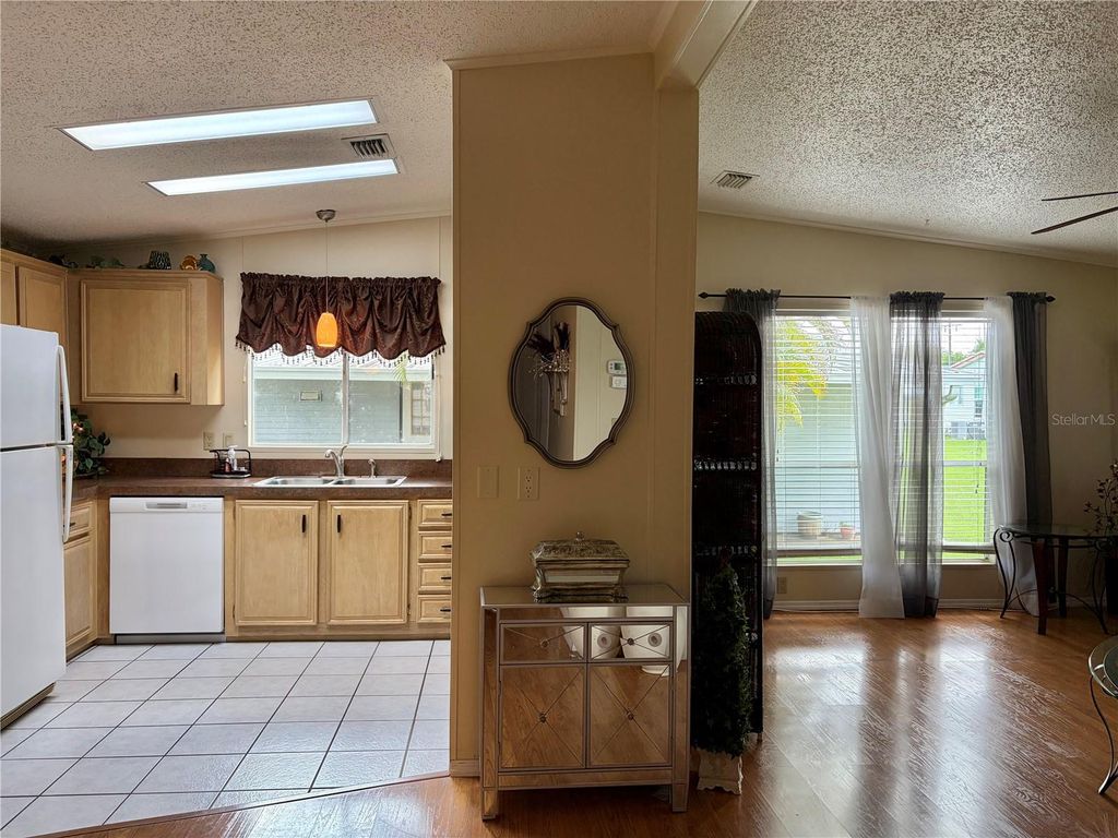 Image 7 of property listing at 5707 45TH STREET E 64, Bradenton, FL 34203