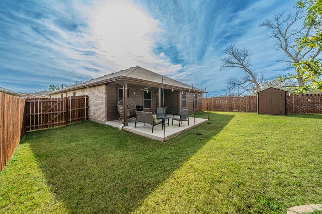 512 Amory Street, Azle, TX 76020