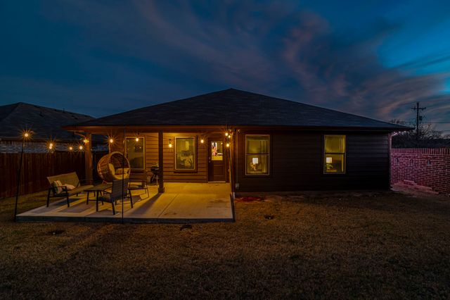 512 Amory Street, Azle, TX 76020