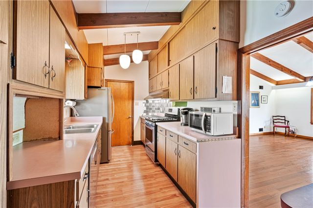 24 Swallow Hill Rd, Carnegie, PA 15106