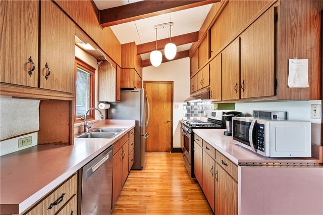 24 Swallow Hill Rd, Carnegie, PA 15106