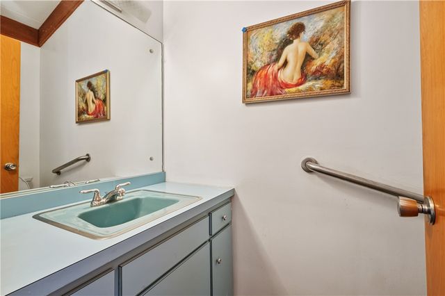 24 Swallow Hill Rd, Carnegie, PA 15106