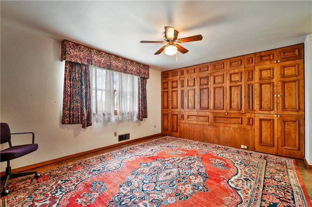 24 Swallow Hill Rd, Carnegie, PA 15106