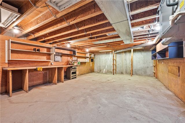 24 Swallow Hill Rd, Carnegie, PA 15106