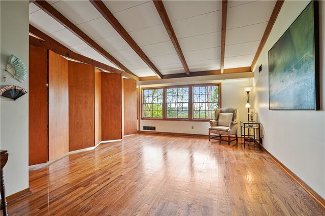 24 Swallow Hill Rd, Carnegie, PA 15106