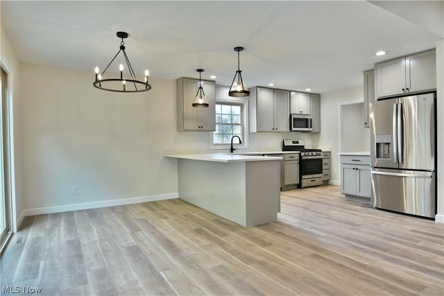 2869 Pebble Creek Court, Cortland, OH 44410