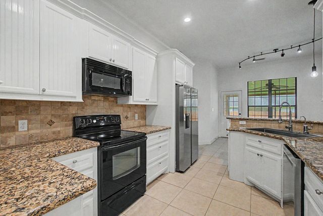 11811 Ramblewood Court, Montgomery, TX 77356