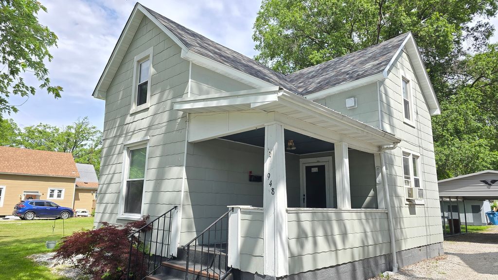 Image 1 of property listing at 948 E Broadway, Centralia, IL 62801