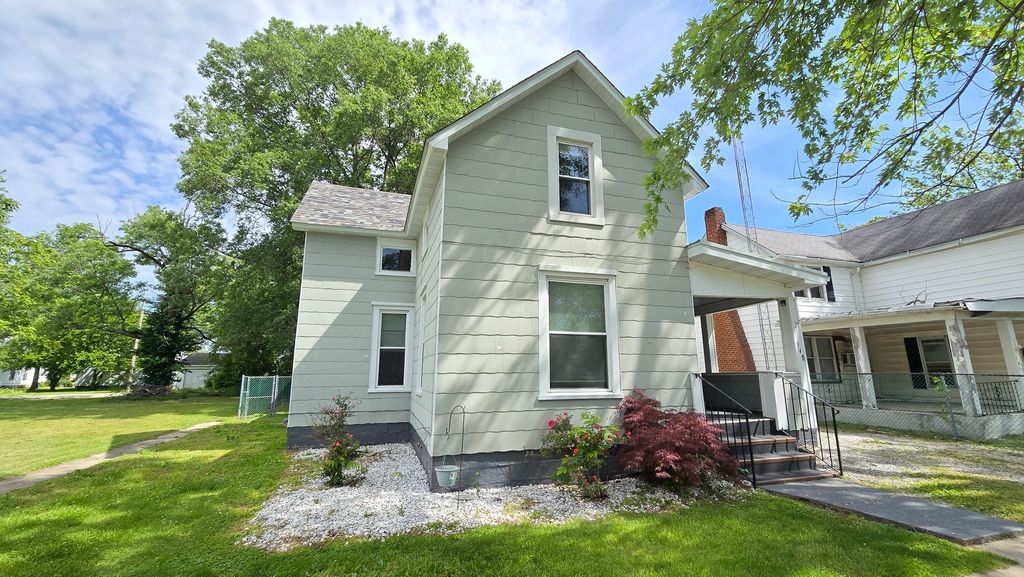 Image 2 of property listing at 948 E Broadway, Centralia, IL 62801