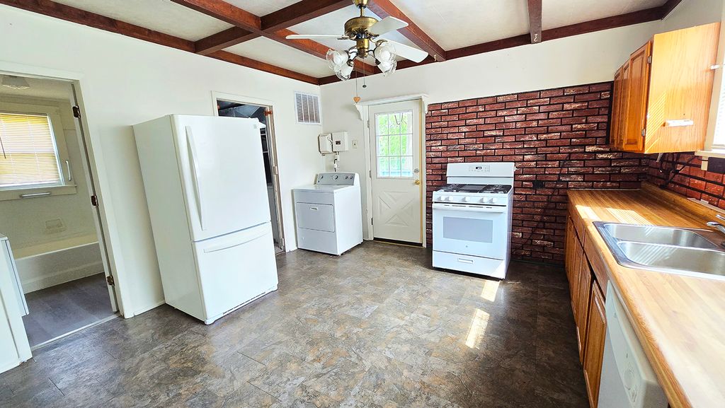 Image 11 of property listing at 948 E Broadway, Centralia, IL 62801