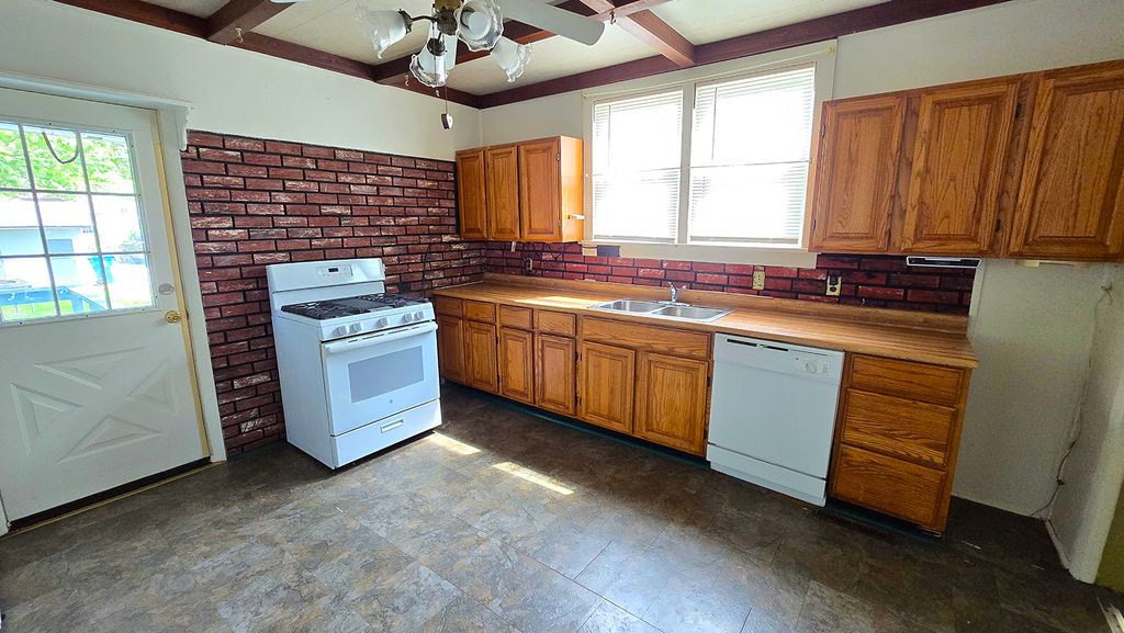 Image 13 of property listing at 948 E Broadway, Centralia, IL 62801