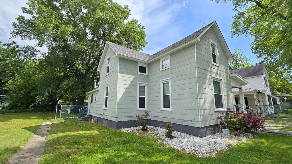 Image 3 of property listing at 948 E Broadway, Centralia, IL 62801