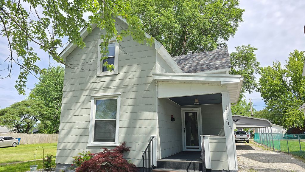 Image 4 of property listing at 948 E Broadway, Centralia, IL 62801