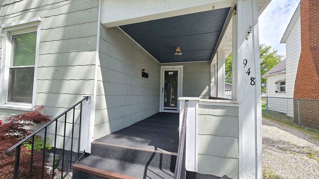 Image 5 of property listing at 948 E Broadway, Centralia, IL 62801