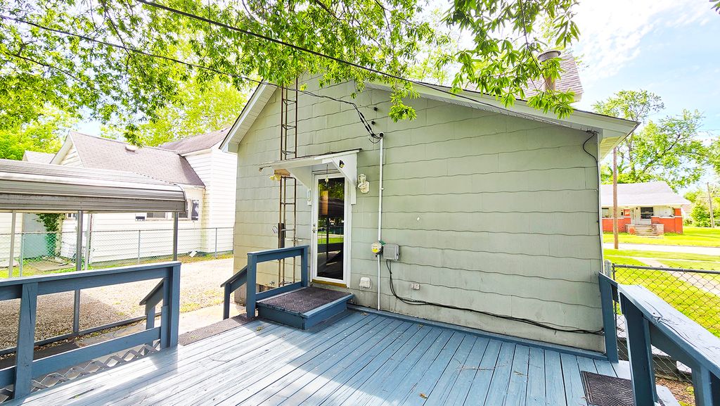 Image 6 of property listing at 948 E Broadway, Centralia, IL 62801