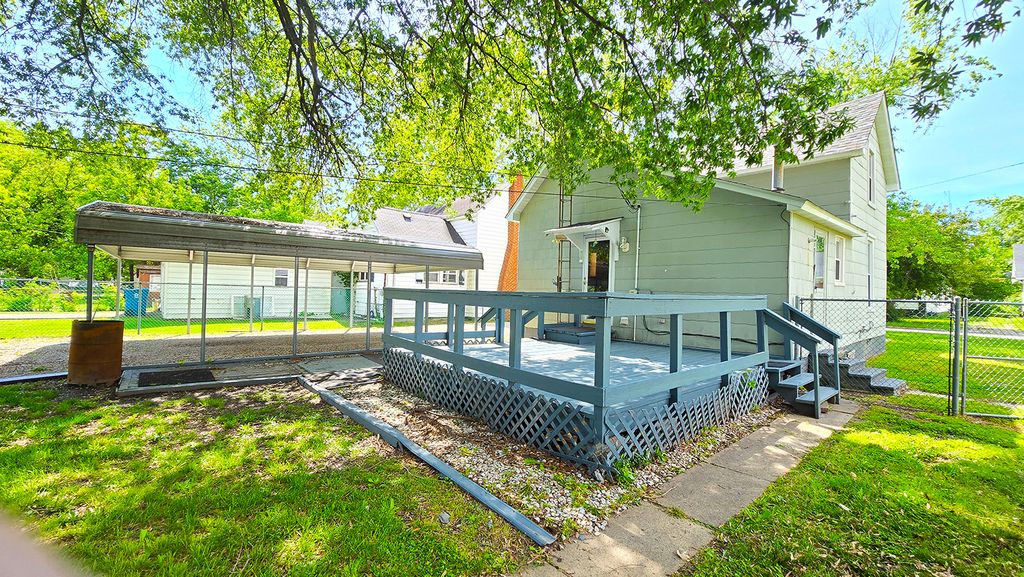 Image 8 of property listing at 948 E Broadway, Centralia, IL 62801
