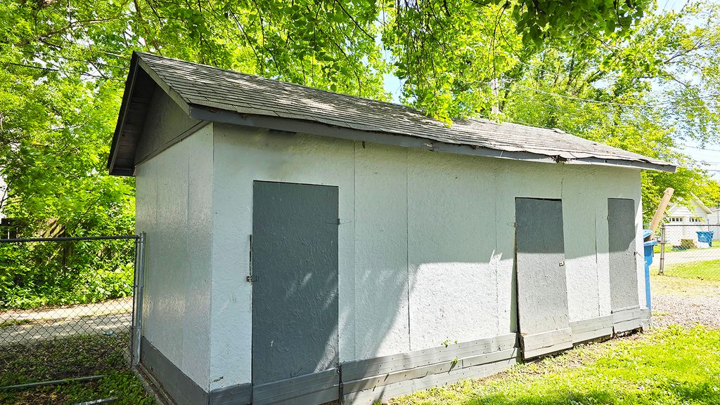 Image 10 of property listing at 948 E Broadway, Centralia, IL 62801