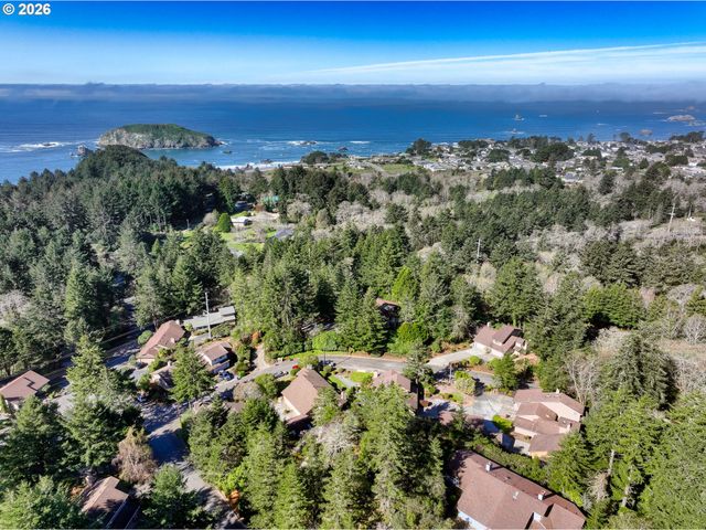 1712 ARCH Ln, Brookings, OR 97415